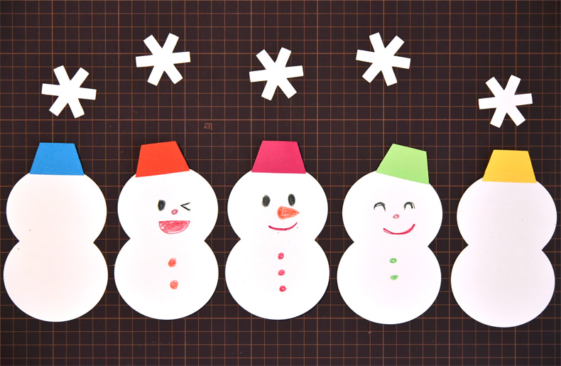 雪だるまページ 無料ダウンロード型紙で「雪だるま（子供と製作ver）」の壁面飾りを